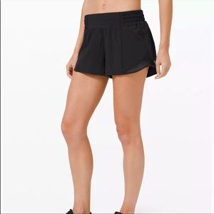 LuluLemon Hotty Hot High-Rise Short 2.5” (black)